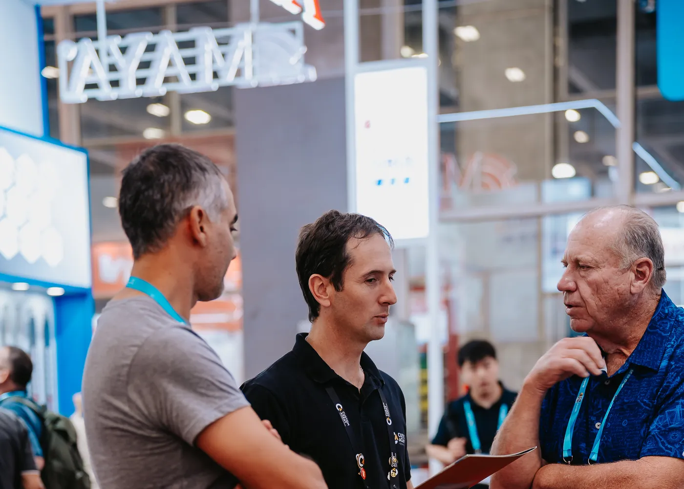 Conversación de negocios entre un comprador argentino y el equipo en la feria